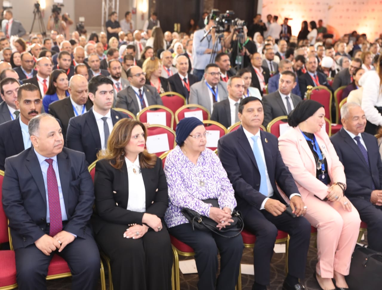 وزير المالية في مؤتمر
