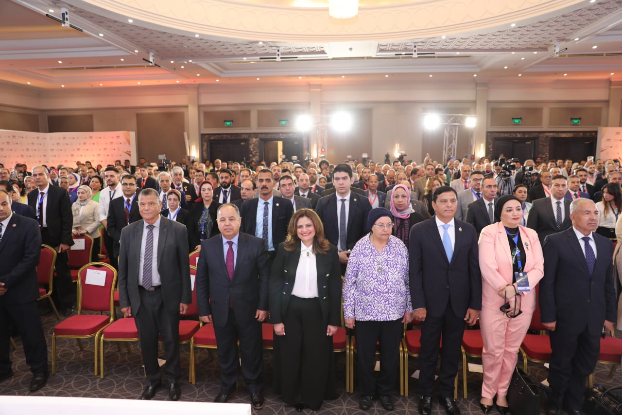 وزير المالية في مؤتمر