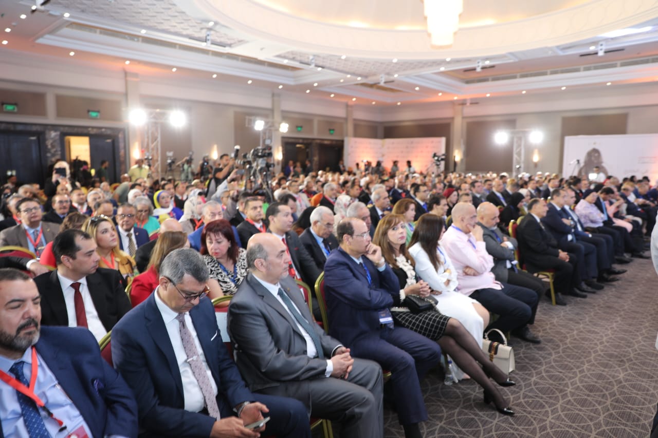 وزير المالية في مؤتمر