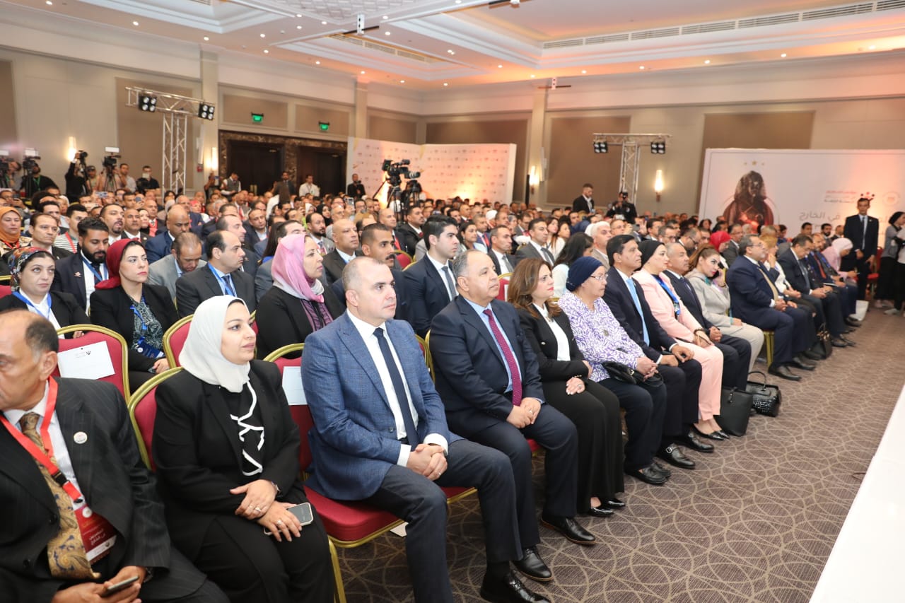 وزير المالية في مؤتمر