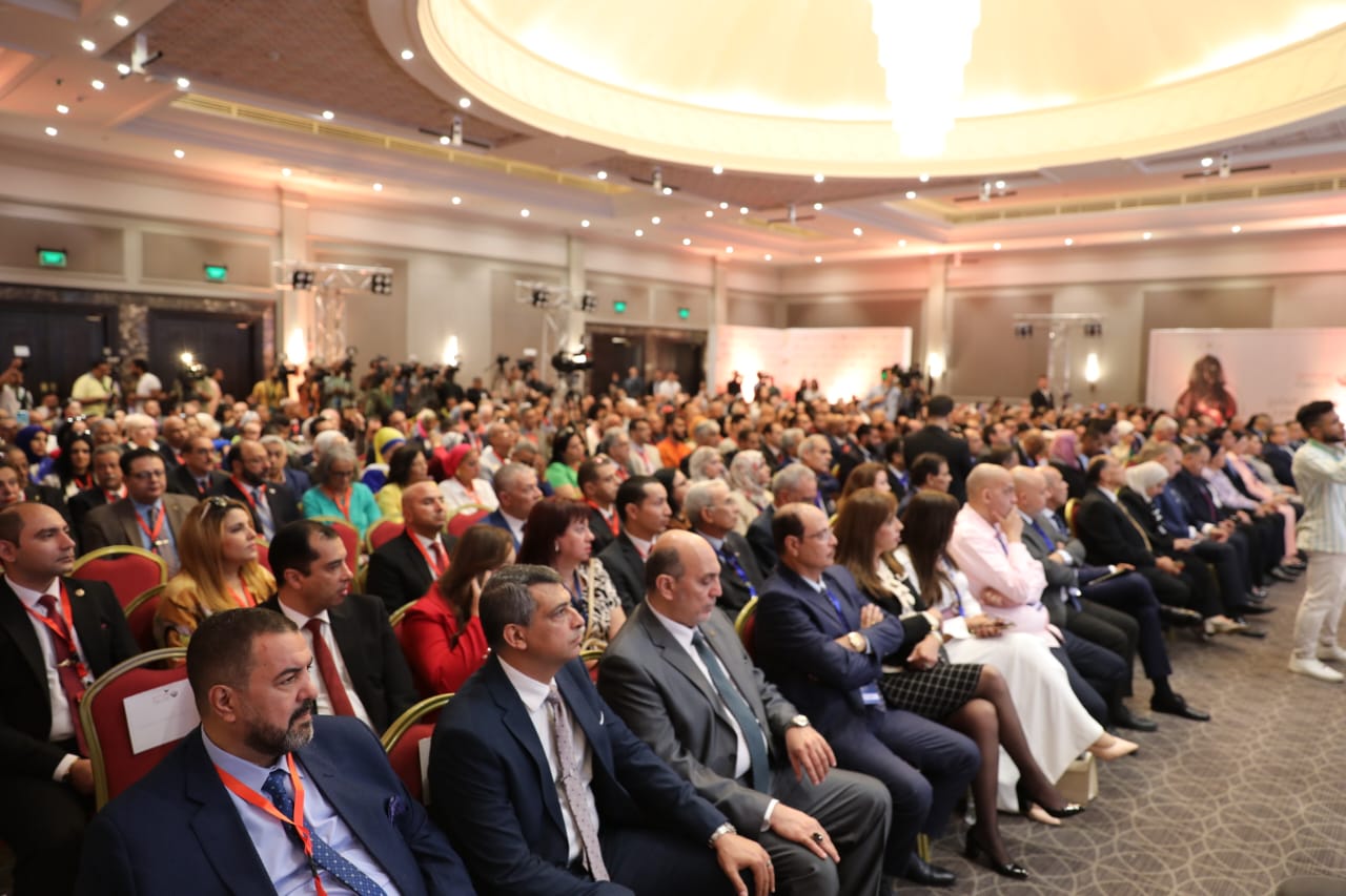 وزير المالية في مؤتمر