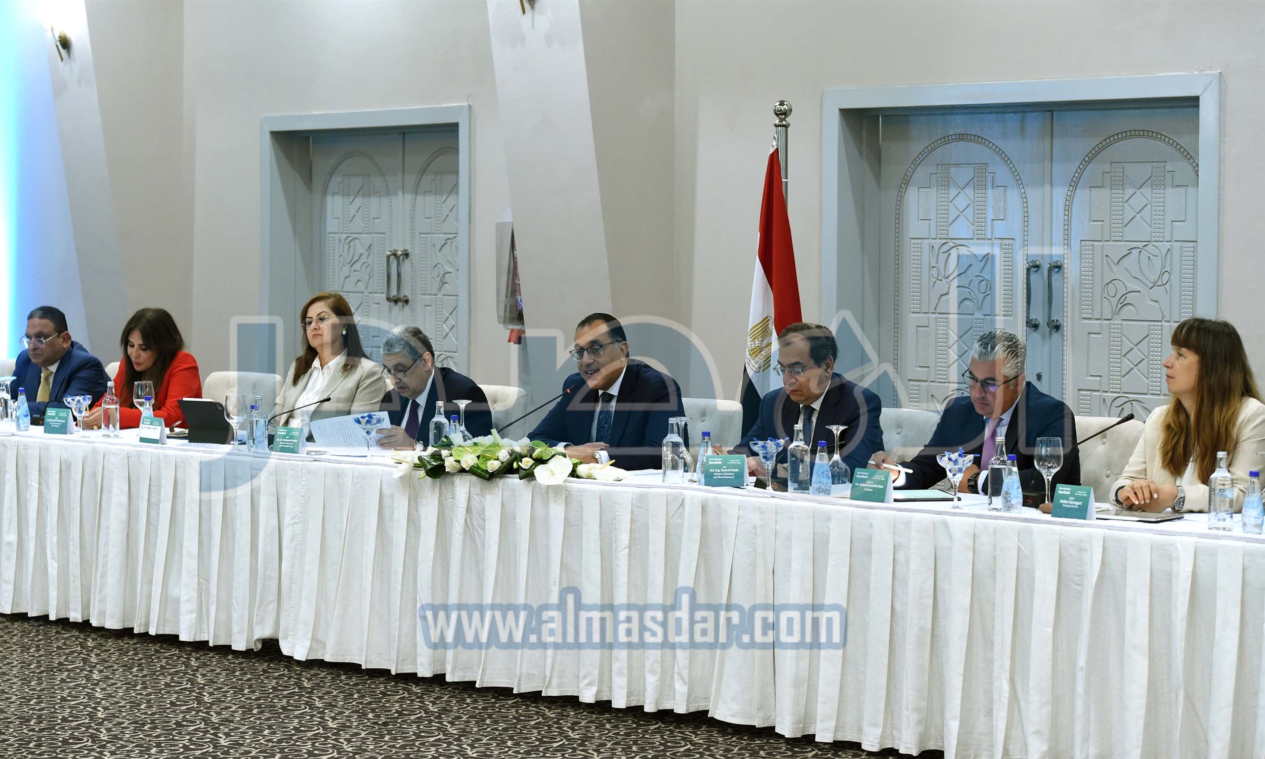 رئيس الوزراء يترأس مائدة مستديرة حول صناعة الهيدروجين الأخضر