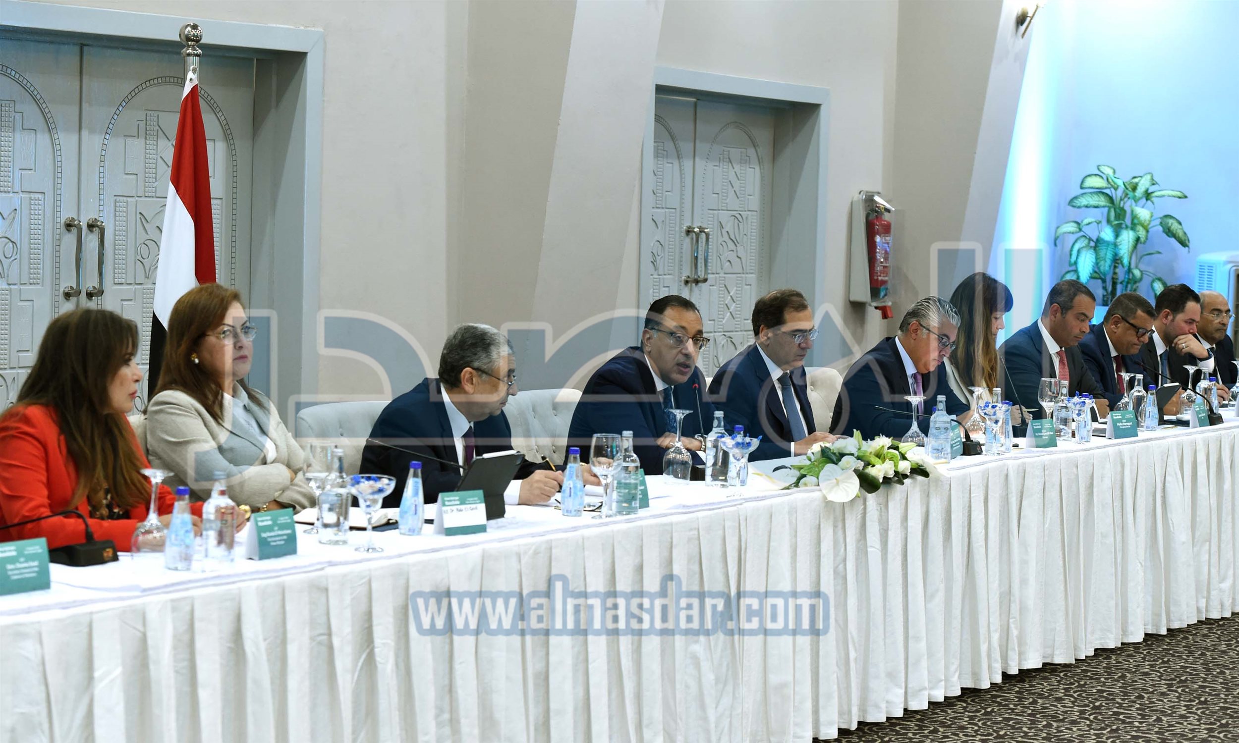 رئيس الوزراء يترأس مائدة مستديرة حول صناعة الهيدروجين الأخضر