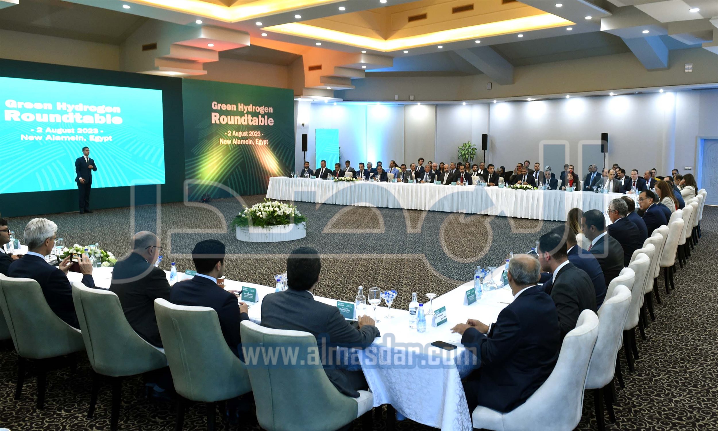 رئيس الوزراء يترأس مائدة مستديرة حول صناعة الهيدروجين الأخضر