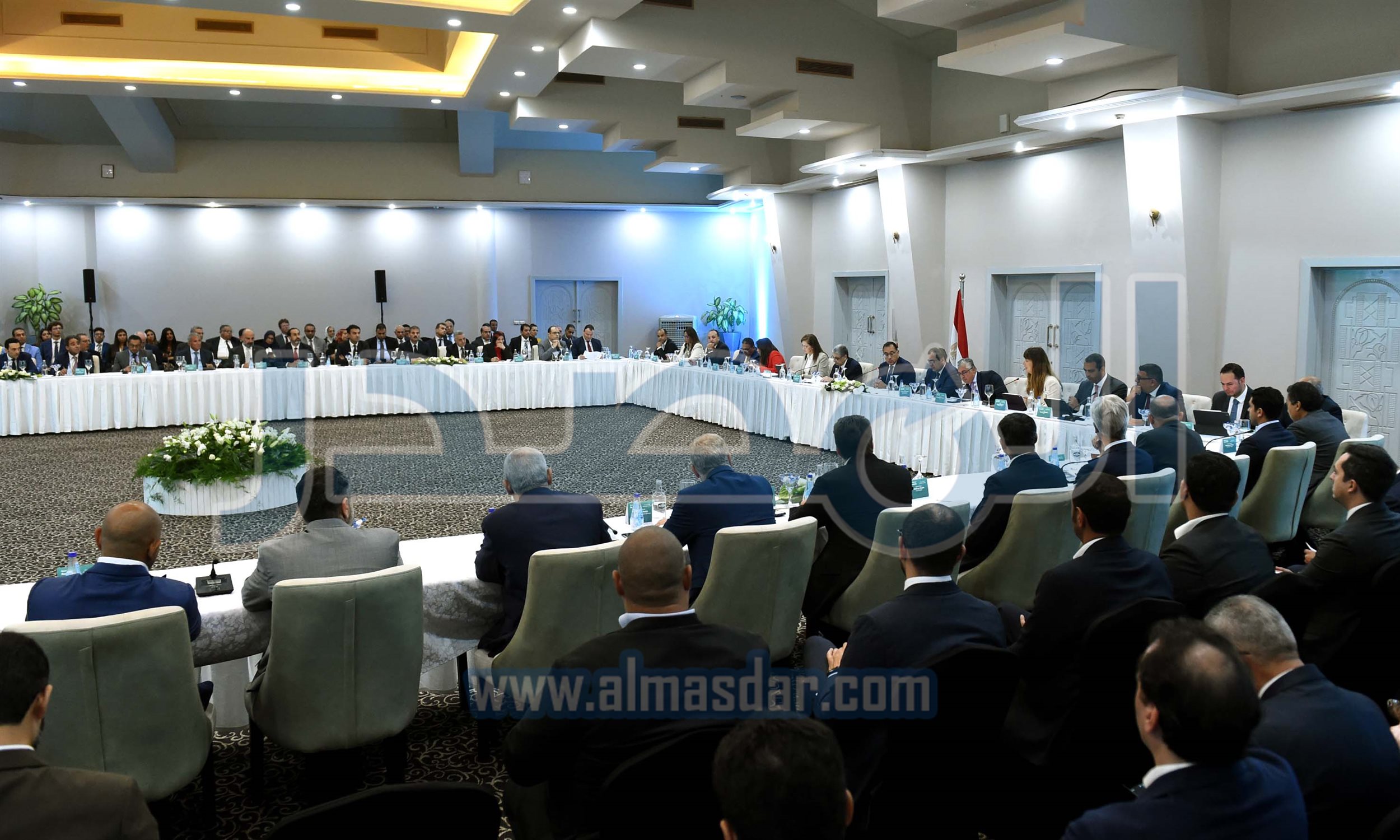 رئيس الوزراء يترأس مائدة مستديرة حول صناعة الهيدروجين الأخضر