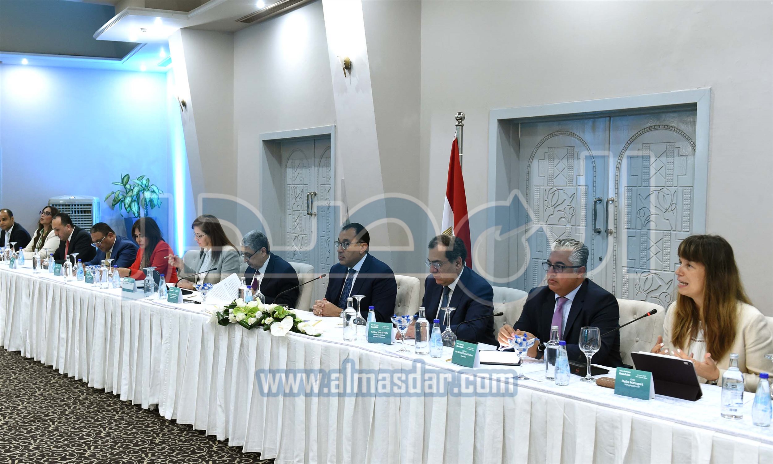 رئيس الوزراء يترأس مائدة مستديرة حول صناعة الهيدروجين الأخضر