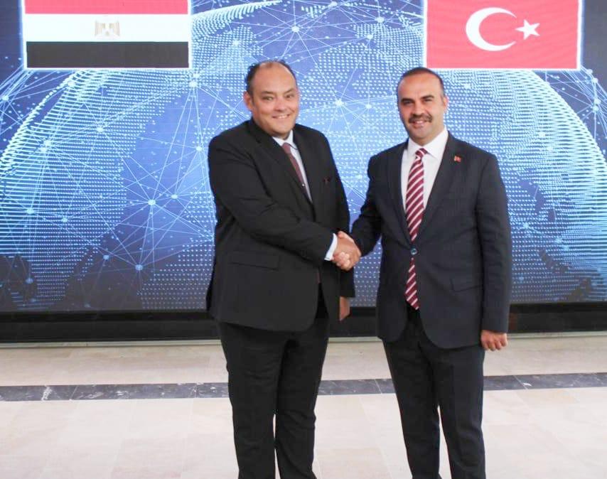 وزير التجارة في اجتماع مع وزير الصناعة والتكنولوجيا التركي