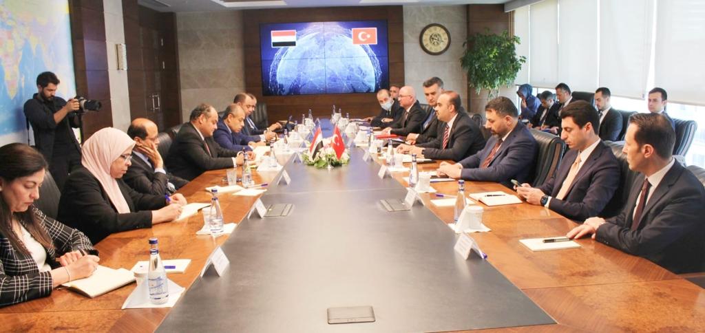 وزير التجارة في اجتماع مع وزير الصناعة والتكنولوجيا التركي