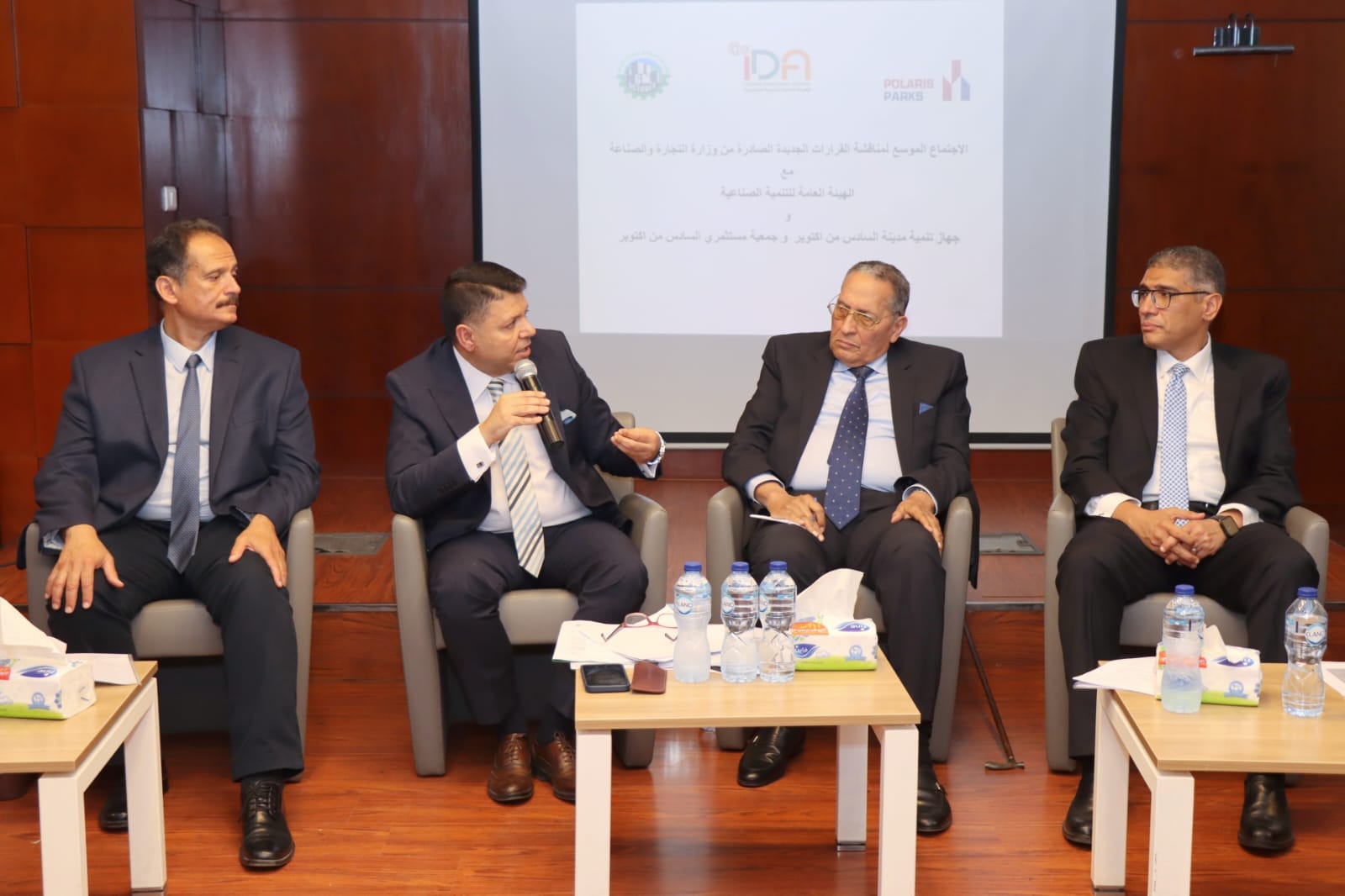 رئيس التنمية الصناعية يجتمع مع أعضاء مستثمري السادس من اكتوبر