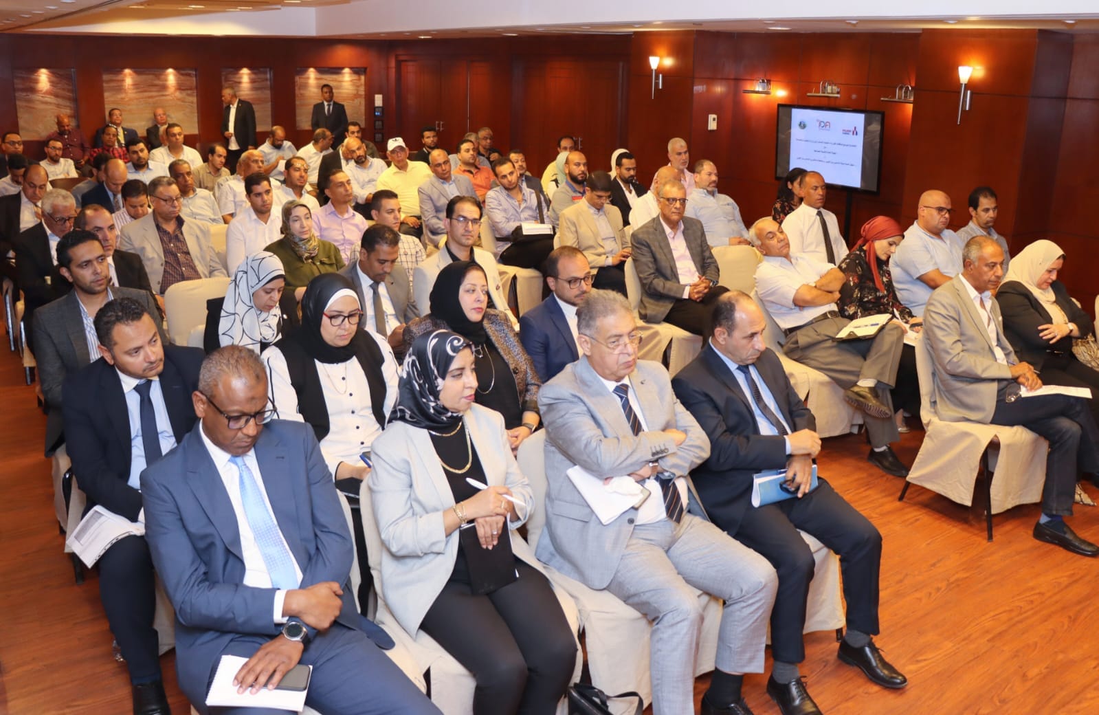 رئيس التنمية الصناعية يجتمع مع أعضاء مستثمري السادس من اكتوبر