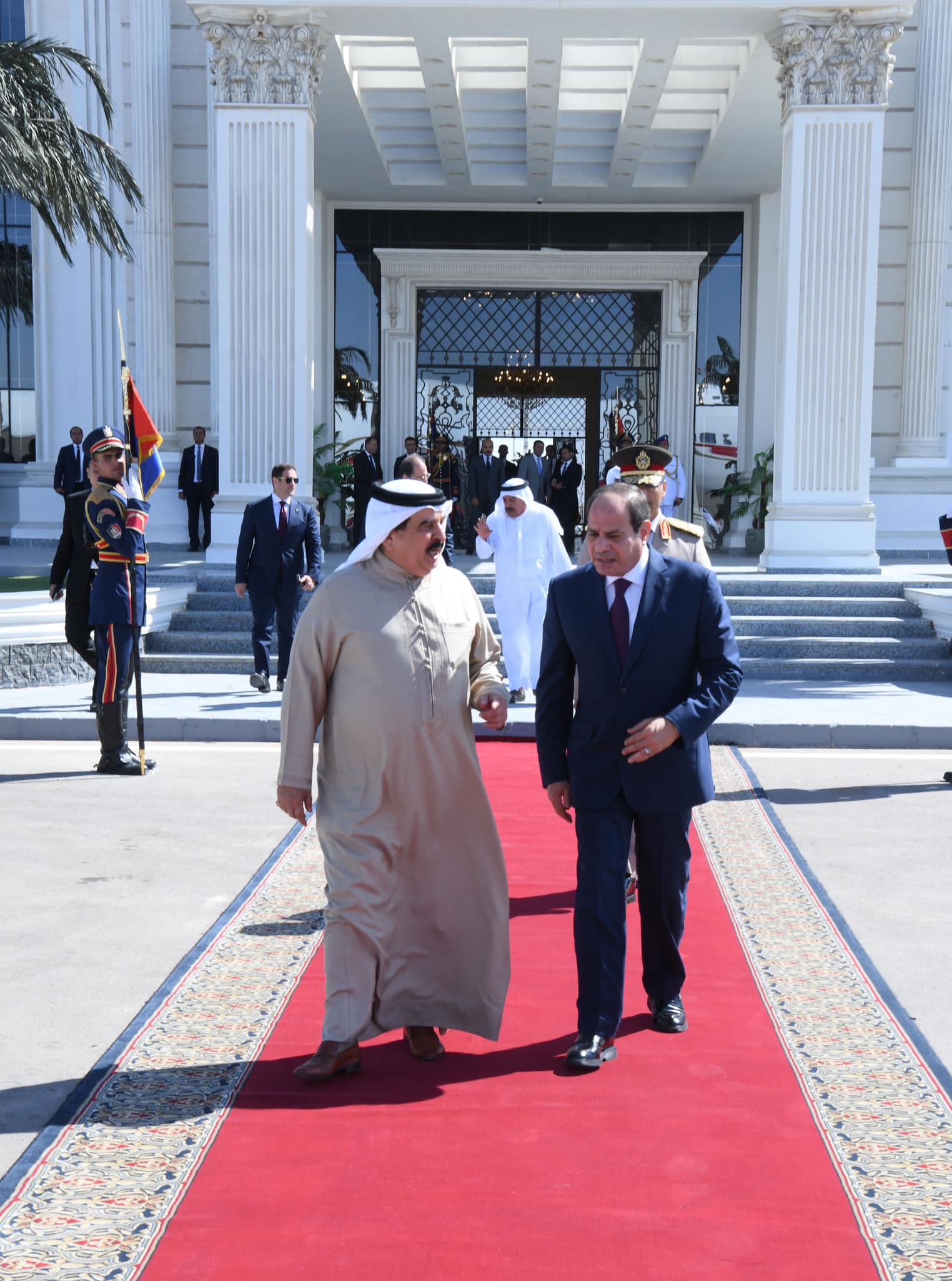 الرئيس السيسي يودع حمد بن عيسى آل خليفة ملك البحرين