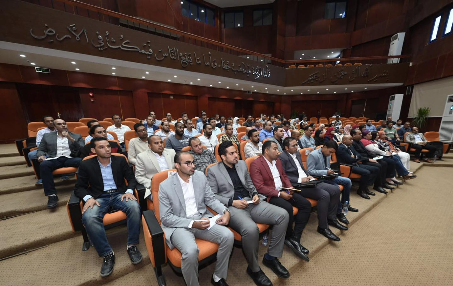 اجتماعا موسعاً مع معاوني رؤساء أجهزة المدن الجديدة