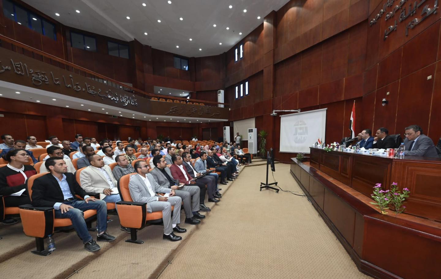 اجتماعا موسعاً مع معاوني رؤساء أجهزة المدن الجديدة