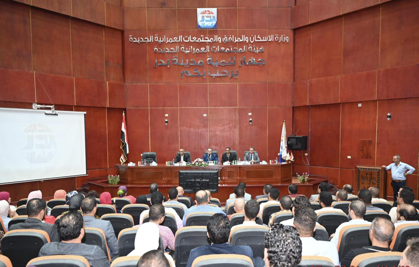 اجتماعا موسعاً مع معاوني رؤساء أجهزة المدن الجديدة