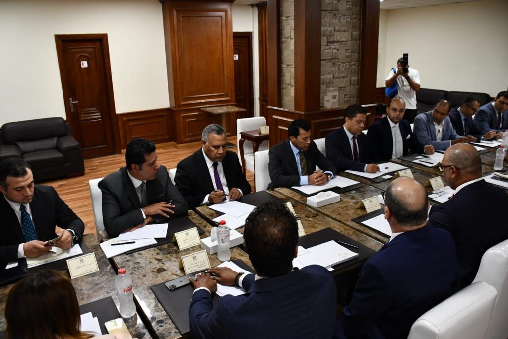 وزير الرياضة يبحث التعاون الثنائي مع رئيس البورصة المصرية