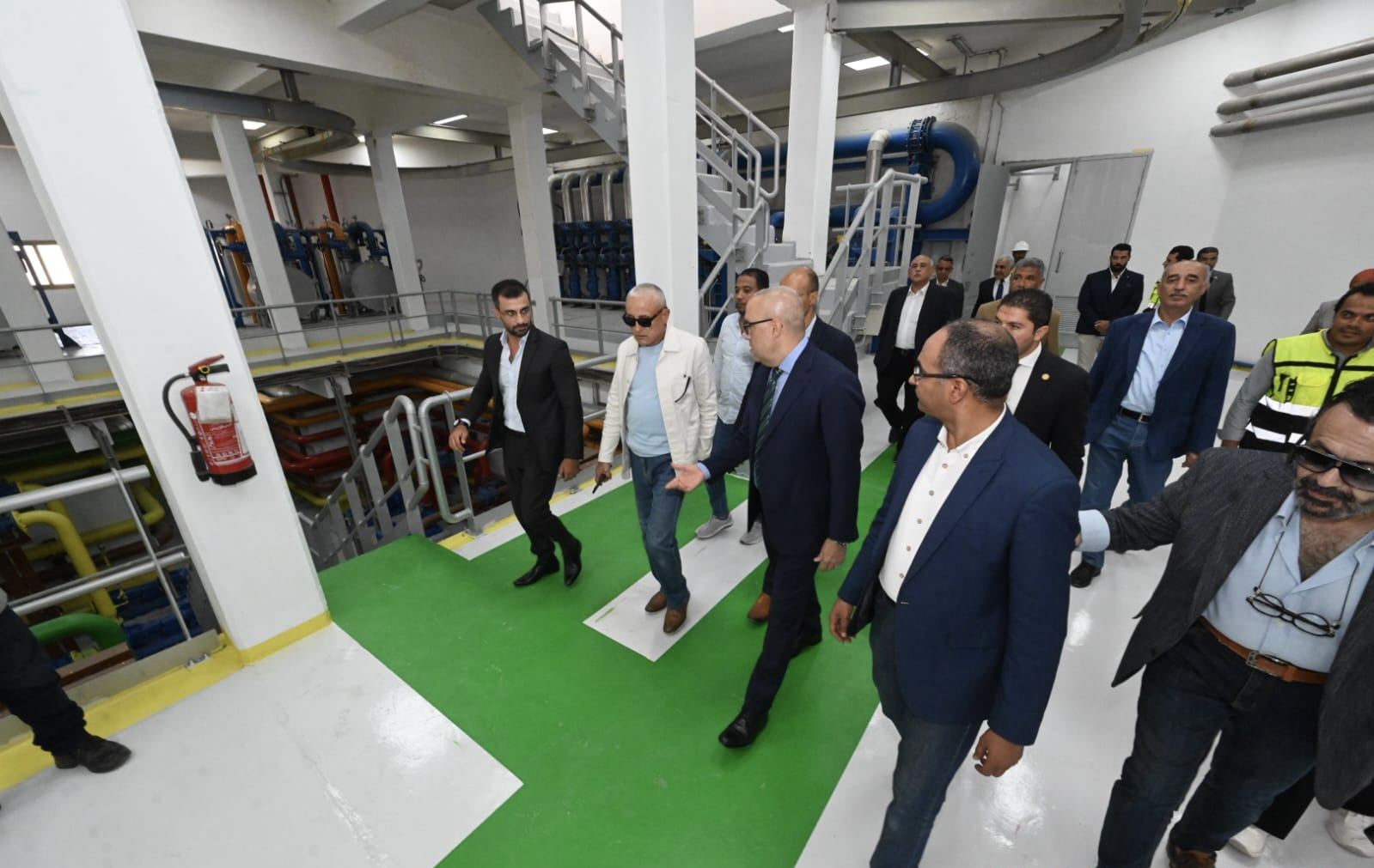 وزير الإسكان يتفقد محطة معالجة الصرف الصحي