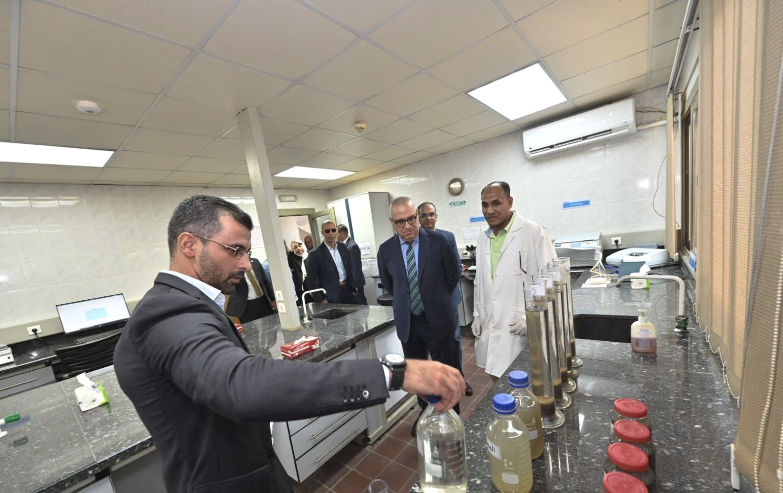وزير الإسكان يتفقد محطة معالجة الصرف الصحي