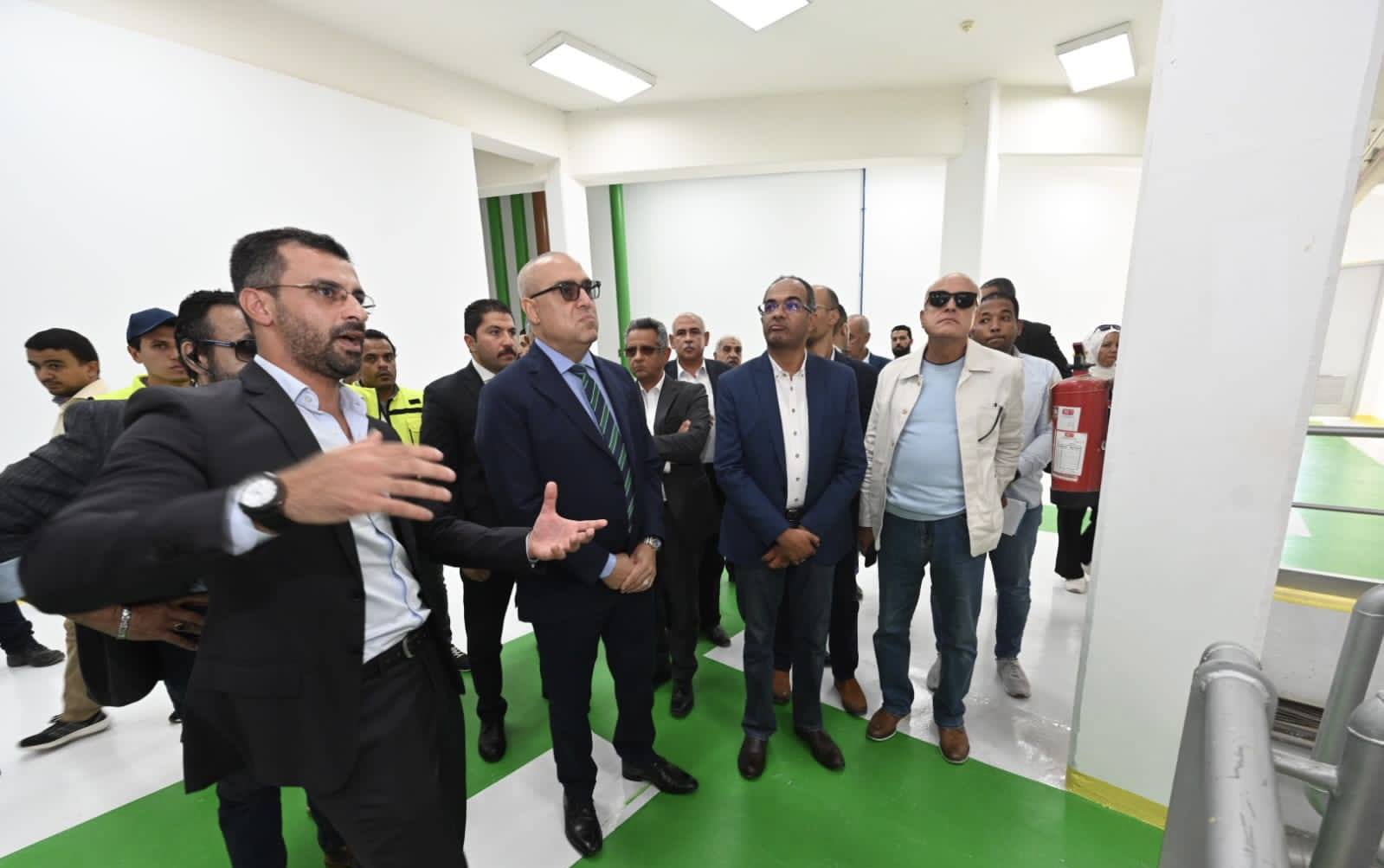وزير الإسكان يتفقد محطة معالجة الصرف الصحي