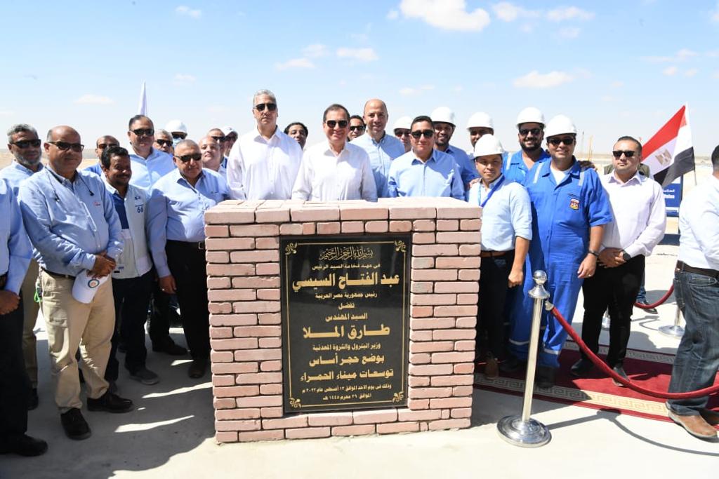 وزير البترول يضع حجر اساس مشروعات ميناء الحمراء البترولي