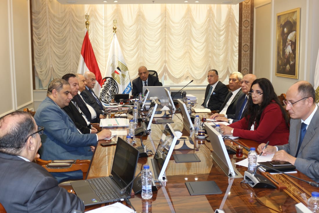 اجتماع وزير قطاع الأعمال العام بـ رؤساء الشركات القابضة