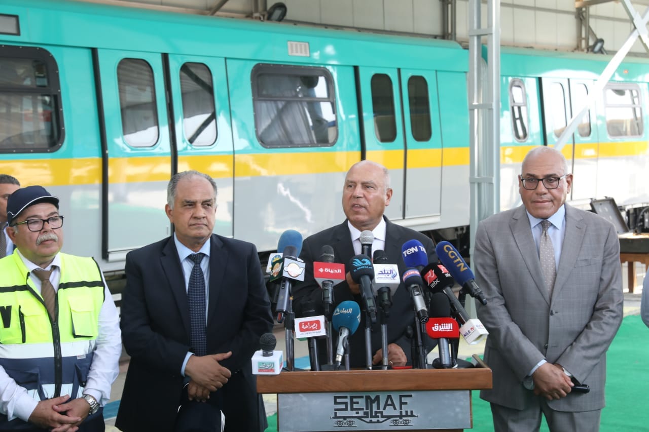 وزير النقل يزور مصنع سيماف ويتفقد أحد قطارات الخط الثالث للمترو