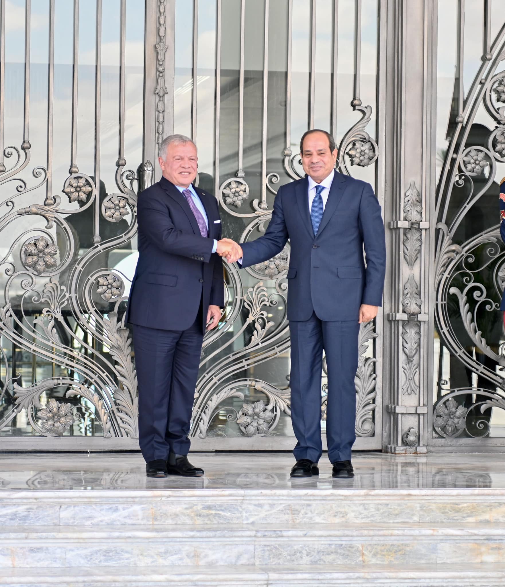 السيسي يستقبل الملك عبد الله الثاني بمطار العلمين