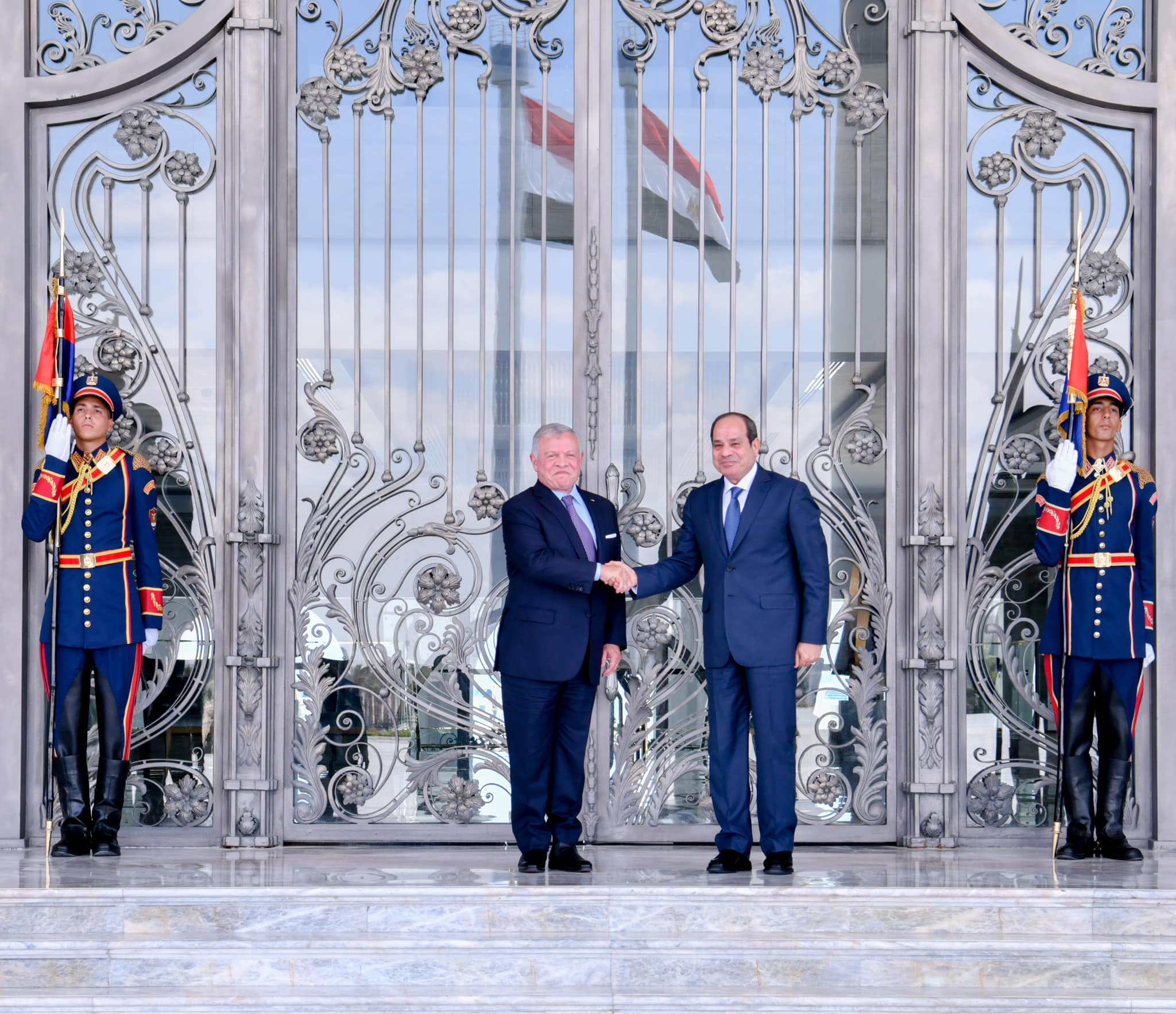 السيسي يستقبل الملك عبد الله الثاني بمطار العلمين