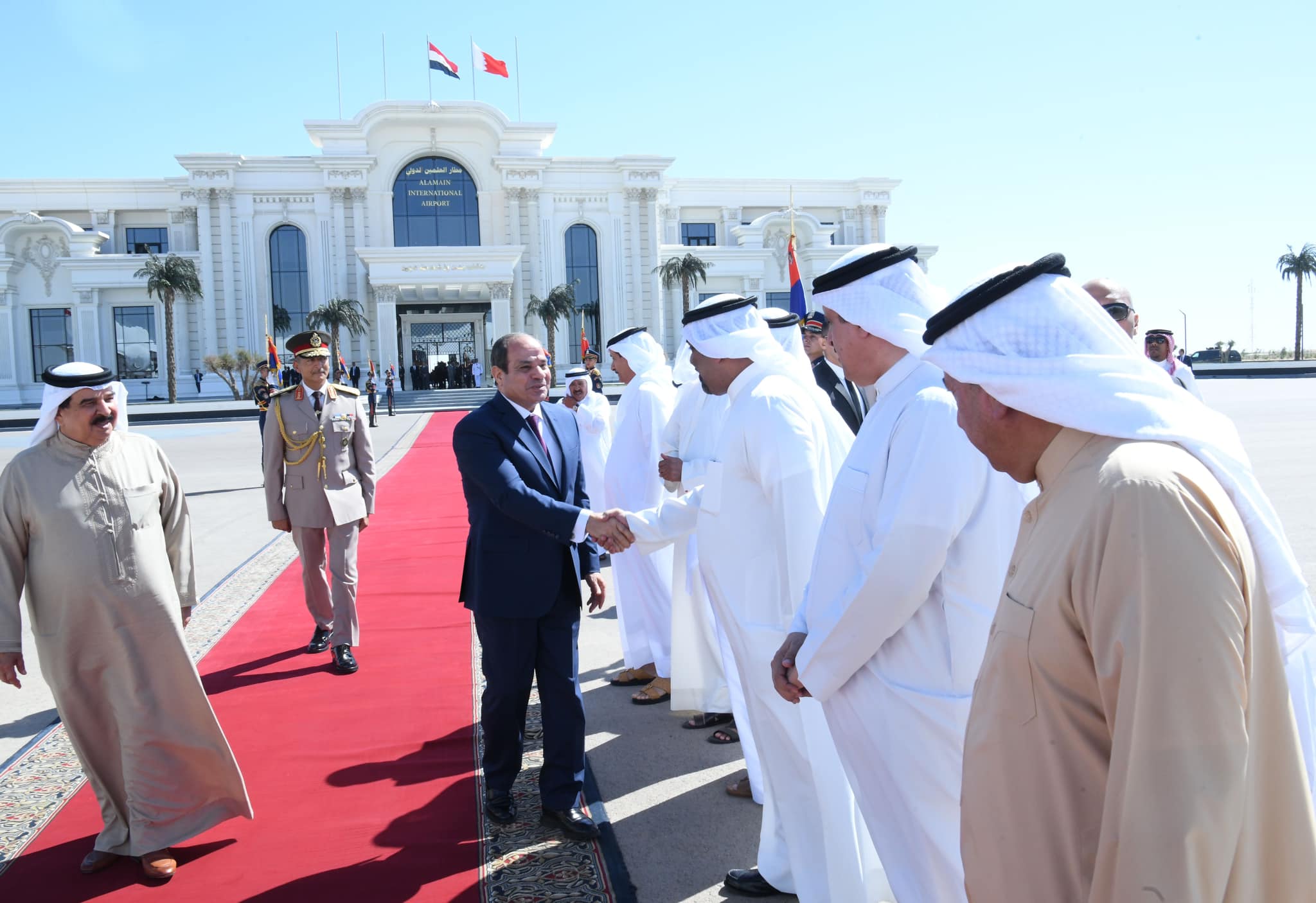 الرئيس السيسي يودع حمد بن عيسى آل خليفة ملك البحرين