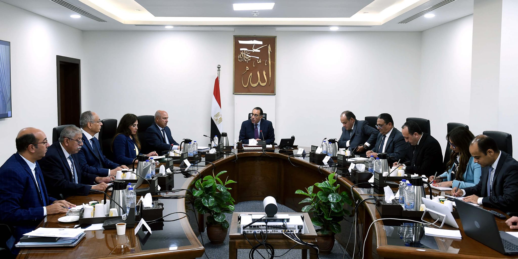 رئيس الوزراء يستعرض إجراءات تعظيم تجارة الترانزيت وإعادة التصدير