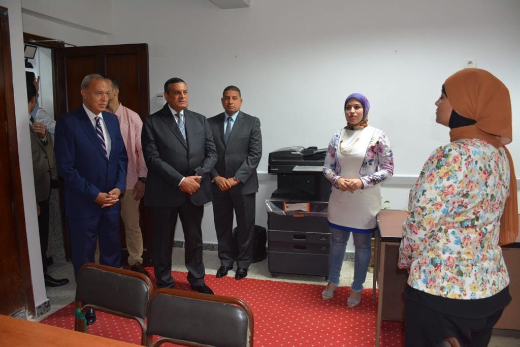 هشام آمنة ومحافظ القليوبية يفتتحان المركز التكنولوجي