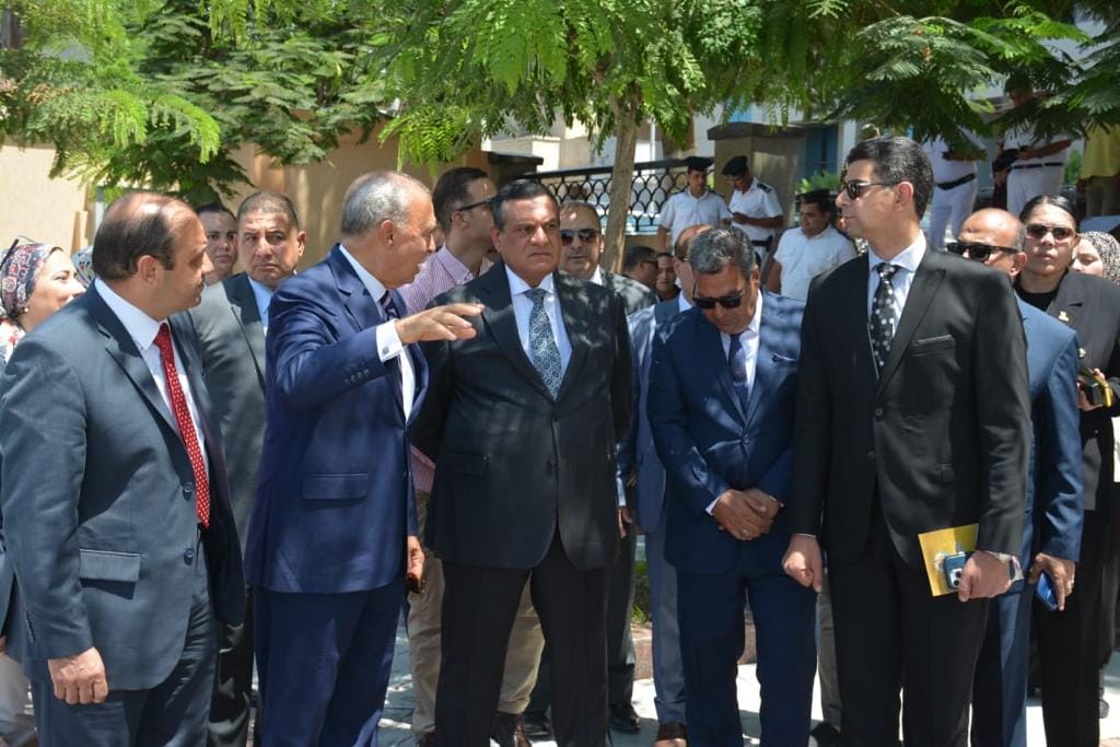 هشام آمنة ومحافظ القليوبية يتفقدان أعمال تطوير كورنيش النيل