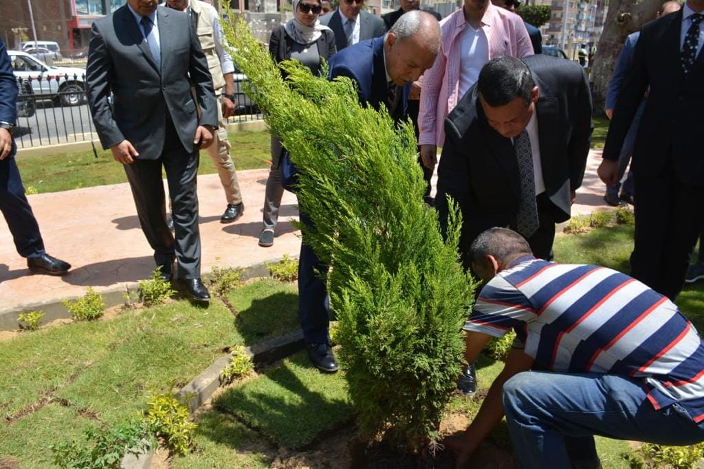 هشام آمنة ومحافظ القليوبية يتفقدان أعمال تطوير كورنيش النيل