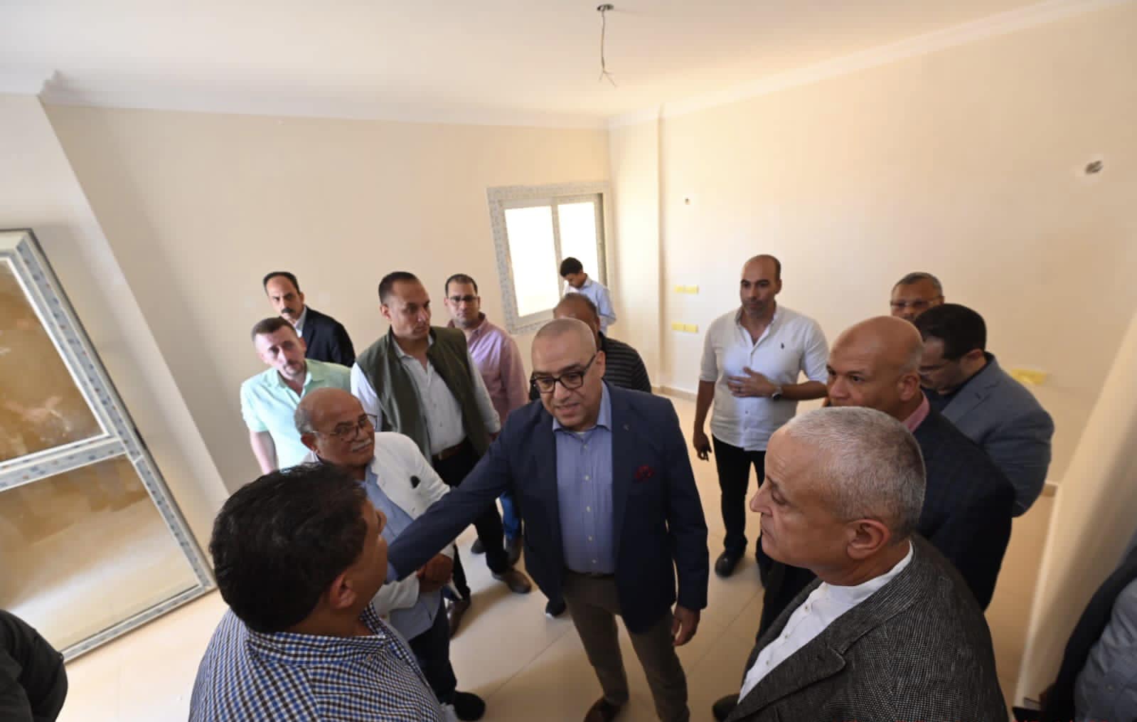 وزير الإسكان يتفقد سير العمل بمشروعات التجمع العمراني