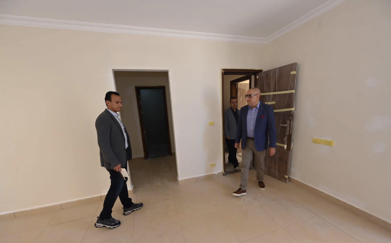 وزير الإسكان يتفقد سير العمل بمشروعات التجمع العمراني