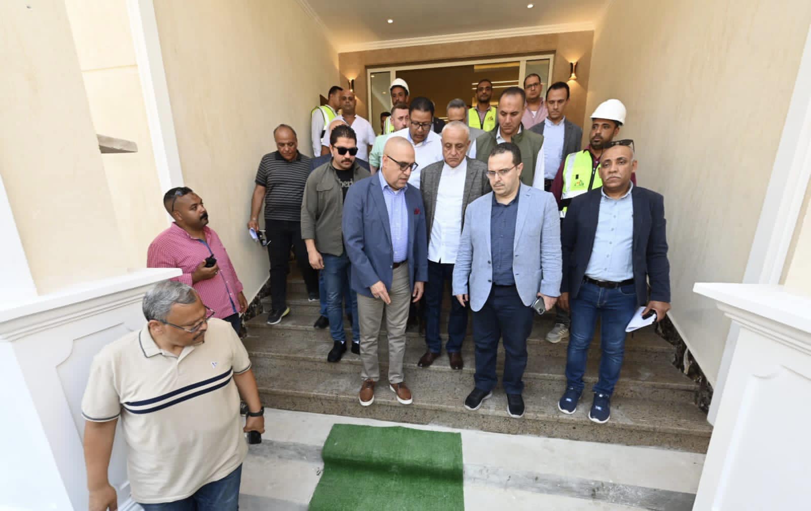 وزير الإسكان يتفقد سير العمل بمشروعات التجمع العمراني