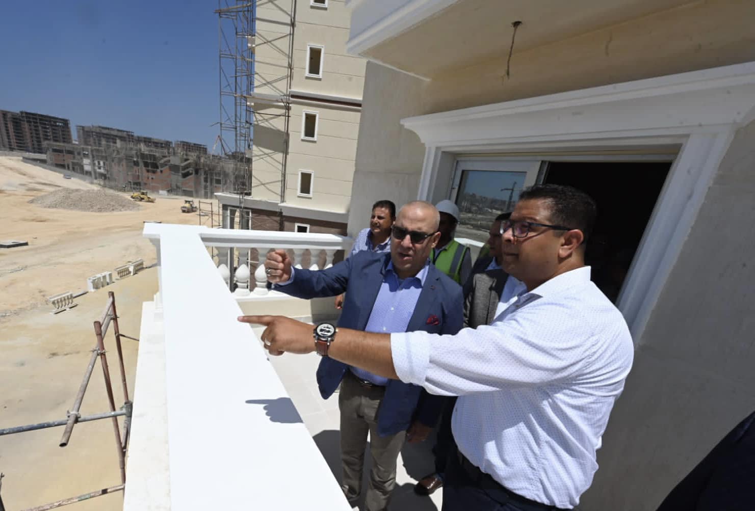 وزير الإسكان يتفقد سير العمل بمشروعات التجمع العمراني