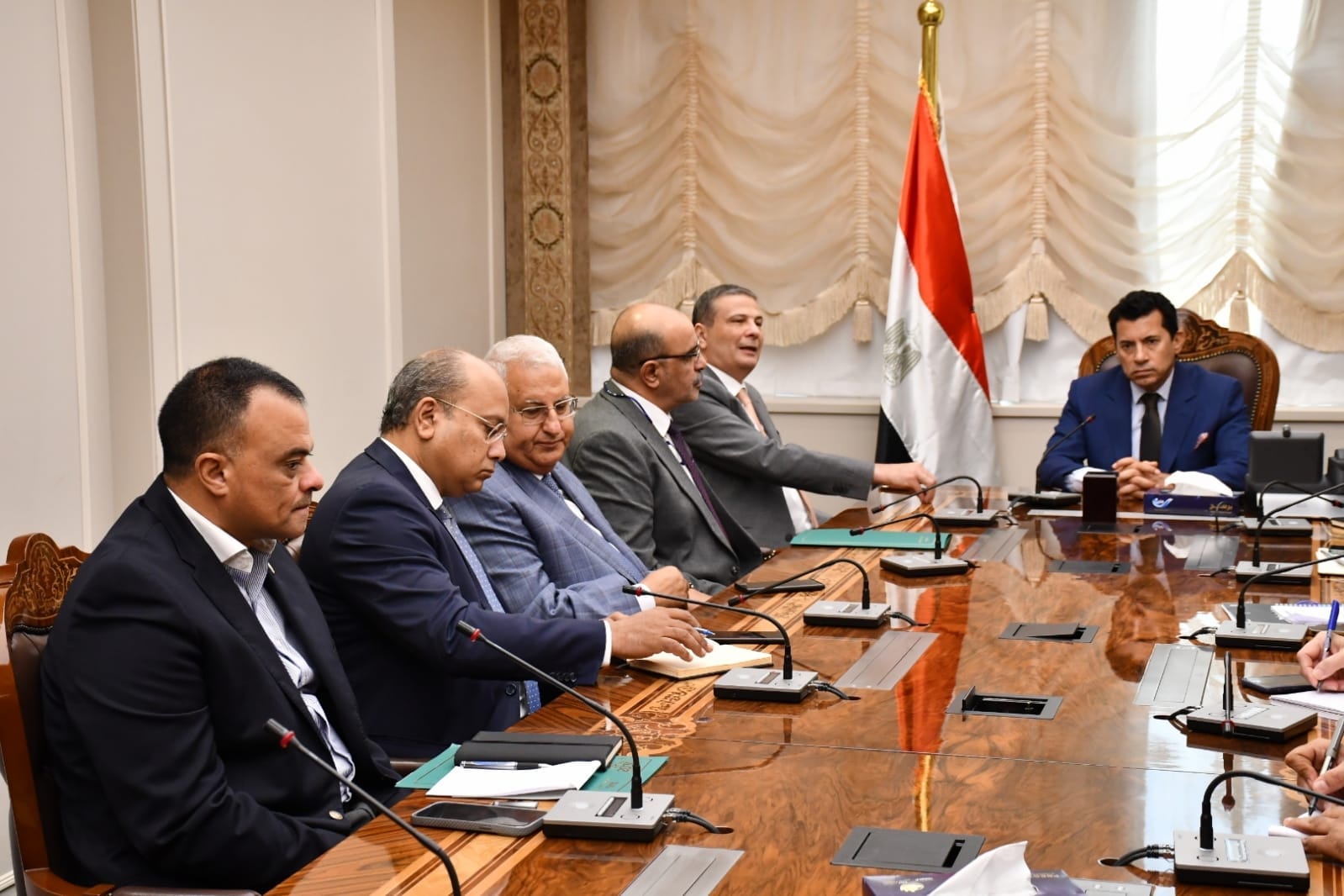 وزير الشباب والرياضة يلتقي رئيس البنك الزراعي
