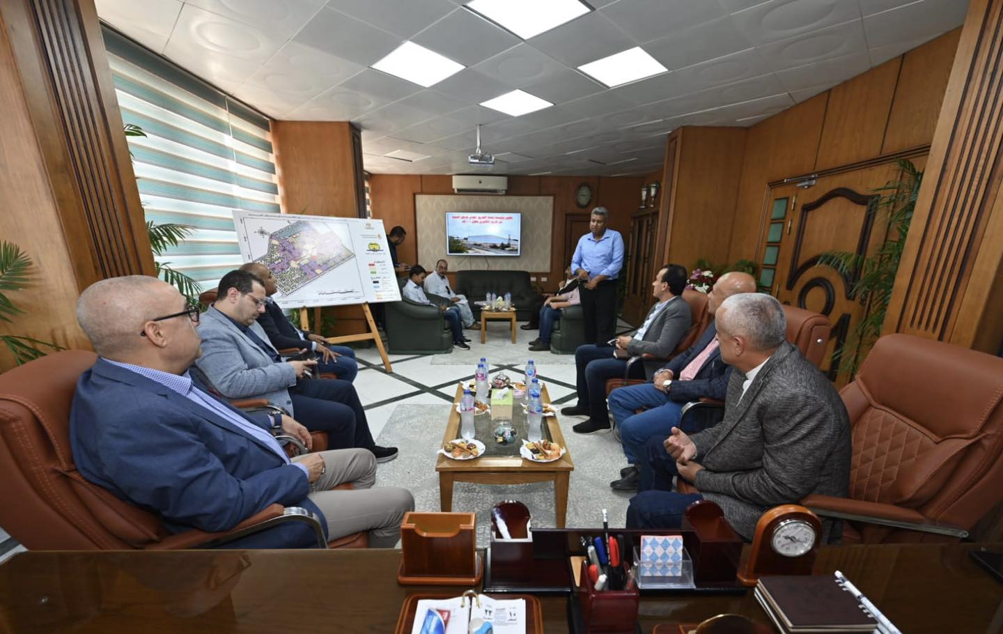 وزير الإسكان يعقد اجتماعا بمقر جهاز