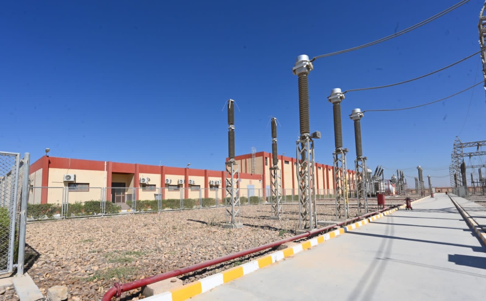 وزير الإسكان يتفقد محطة المحولات الكهربائية وأعمال تطوير ورفع كفاءة الطرق بمدينة برج العرب الجديدة
