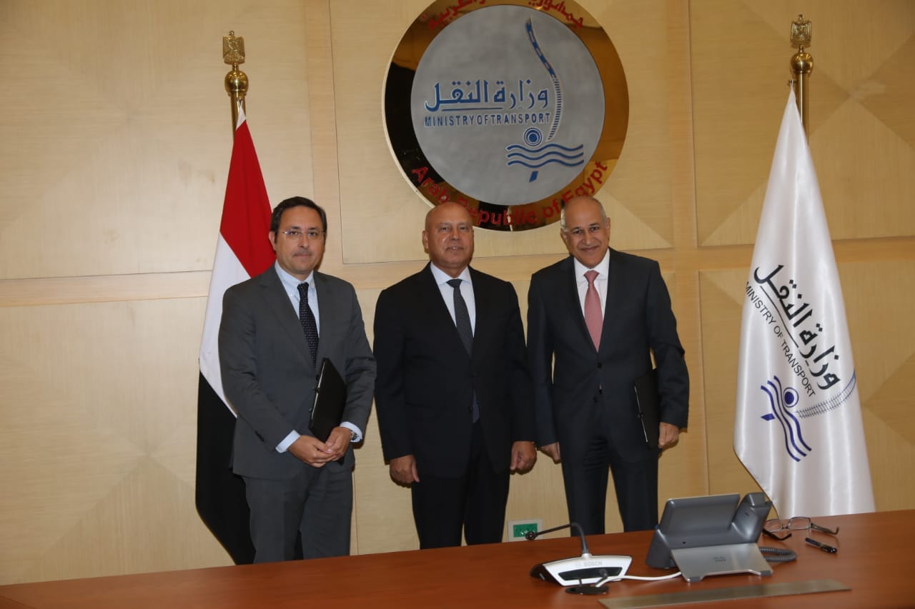وزير النقل يوقع عقد إنشاء الميناء الجاف والمركز اللوجيستى