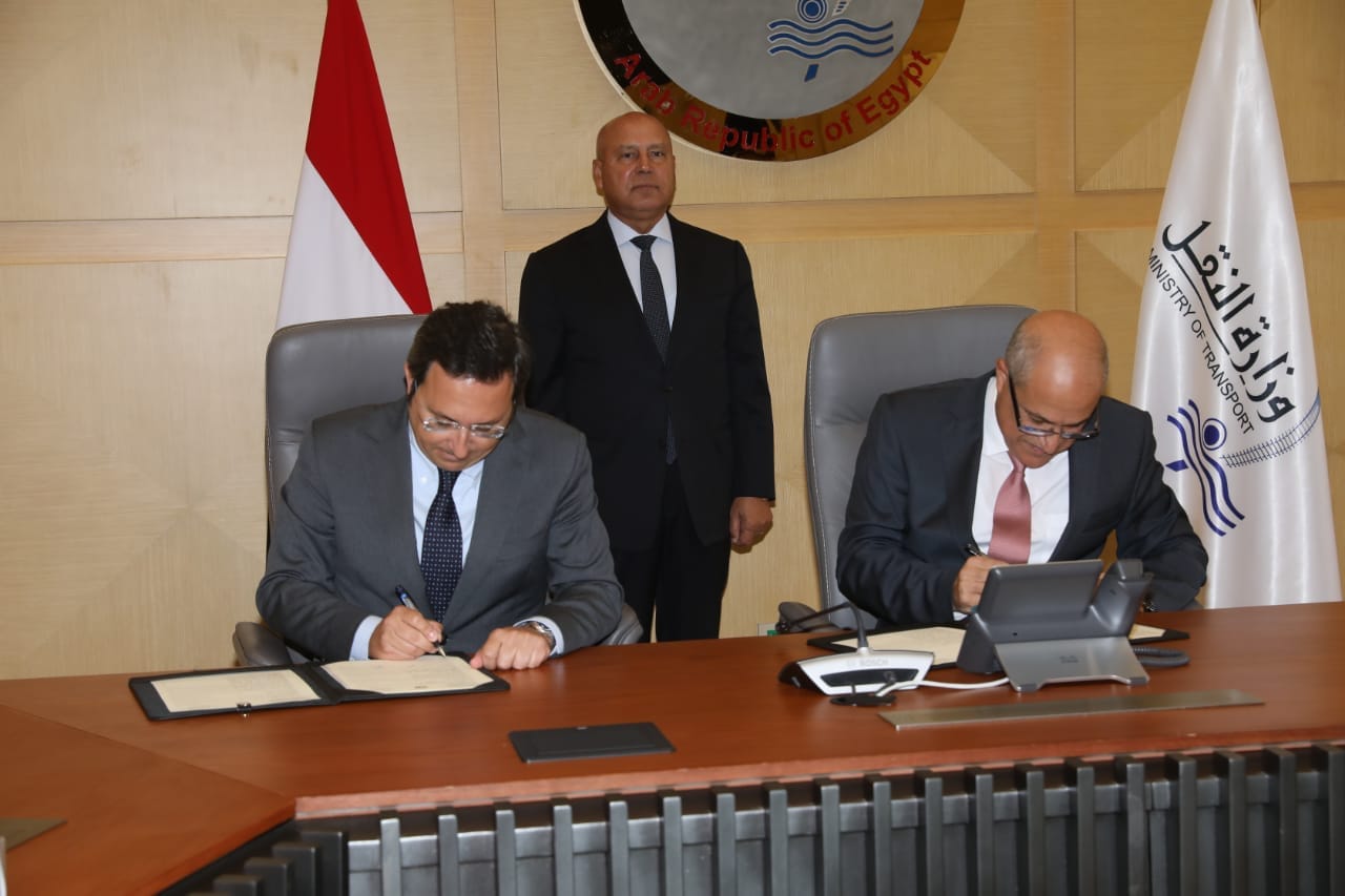 وزير النقل يوقع عقد إنشاء الميناء الجاف والمركز اللوجيستى