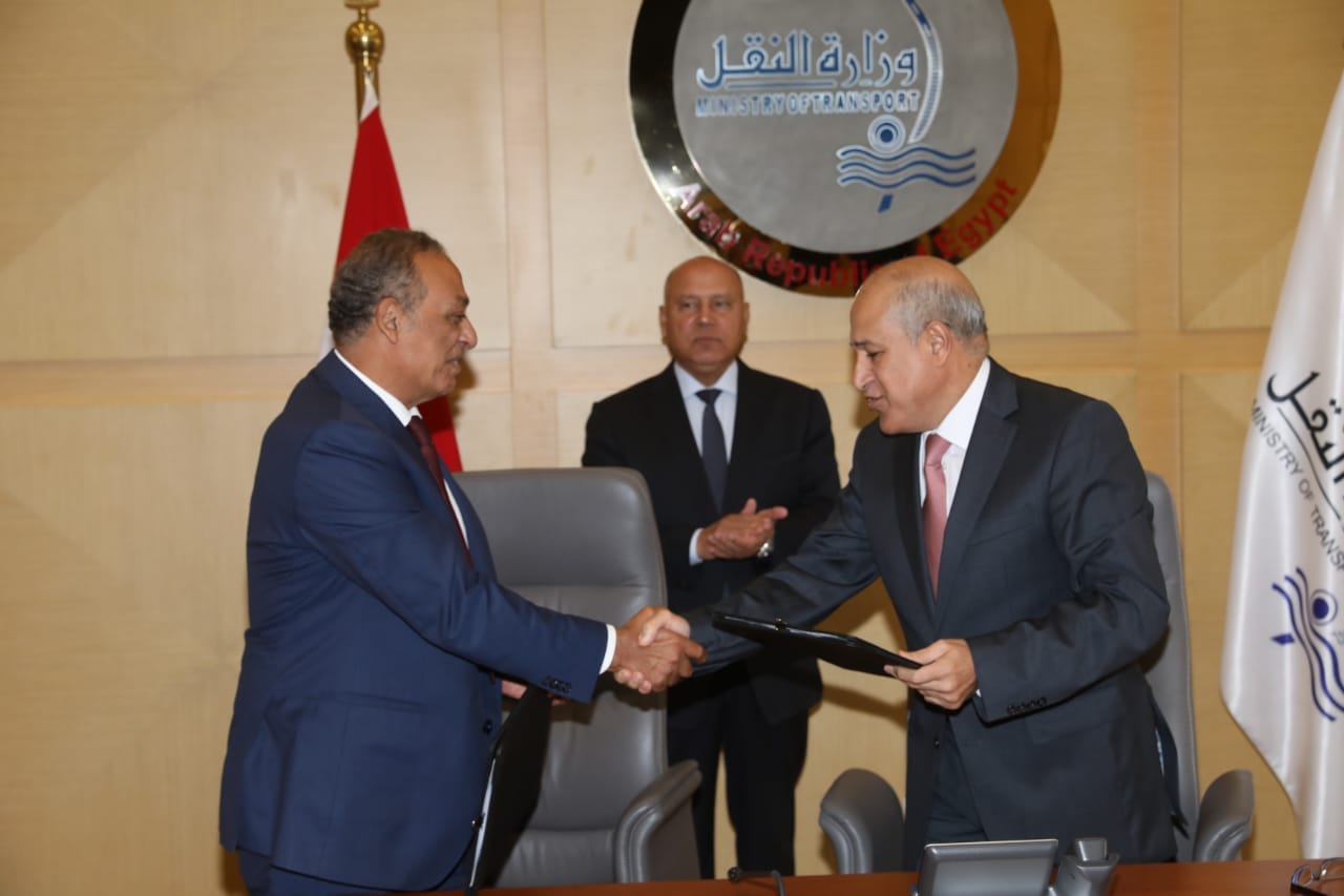 وزير النقل يوقع عقد إنشاء الميناء الجاف والمركز اللوجيستى
