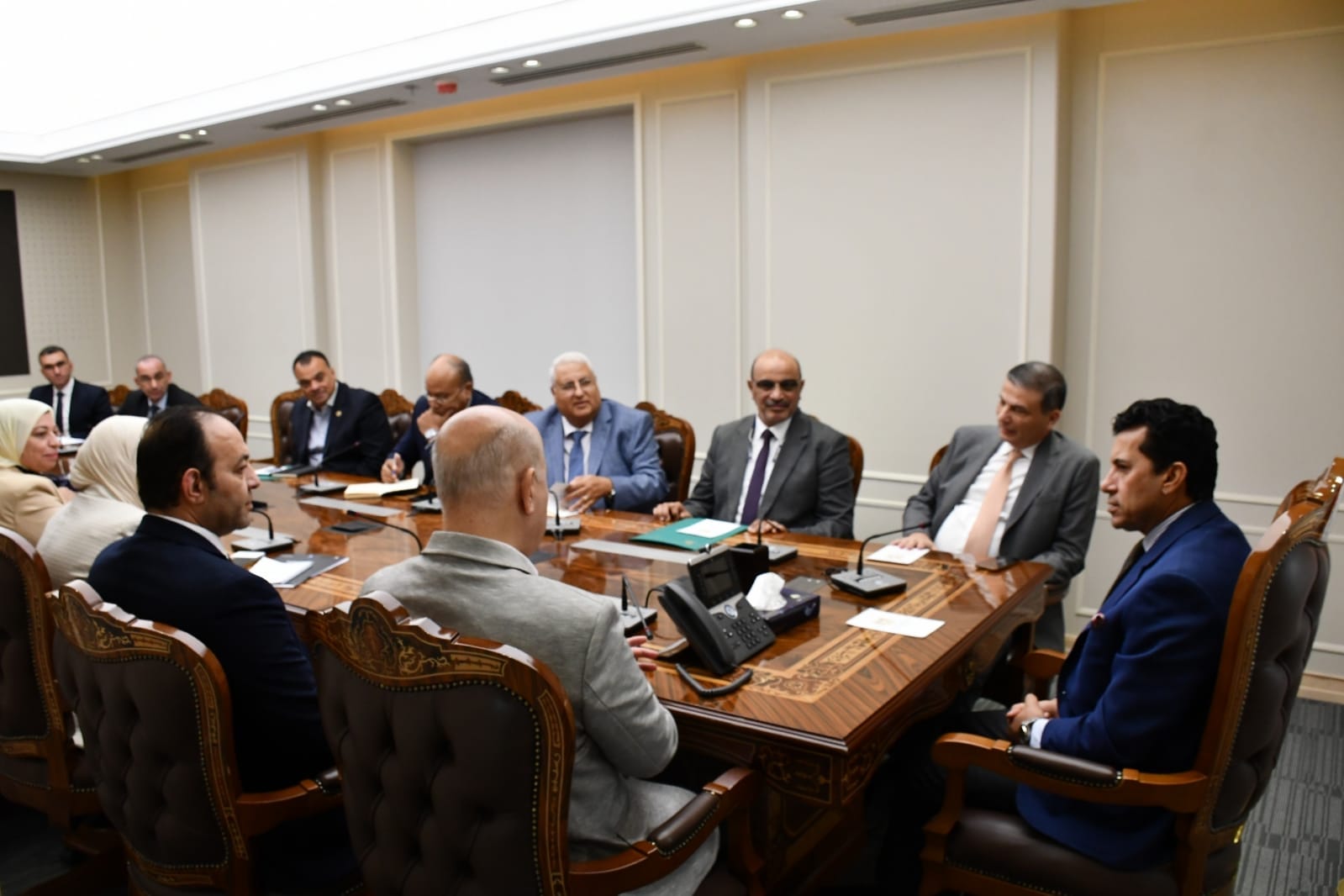 وزير الشباب والرياضة يلتقي رئيس البنك الزراعي