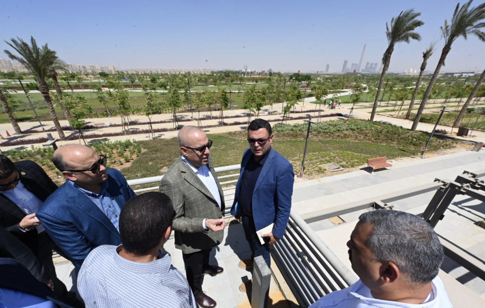 وزير الإسكان يتفقد مشروع الحدائق المركزية
