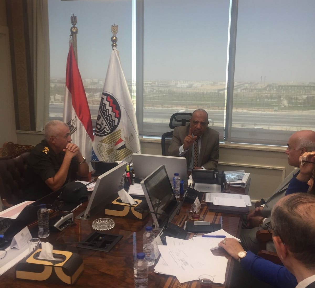 وزير قطاع الأعمال يستعرض أعمال التطوير بمجمع شركة مصر