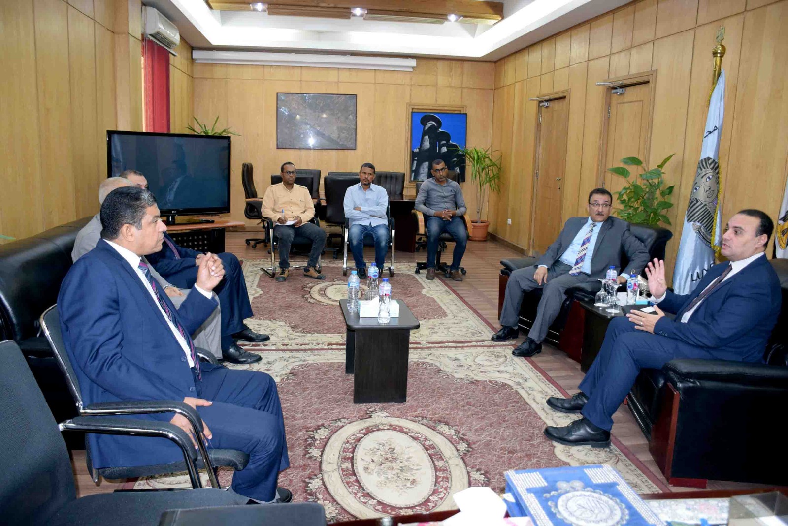 نائب محافظ الأقصر يستقبل وفداً من بنك القاهرة