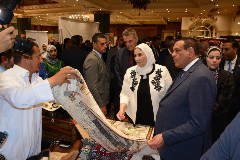 وزيرا التنمية المحلية والتضامن الاجتماعي يفتتحان معرض �أيادي مصر� للحرف اليدوية والتراثية