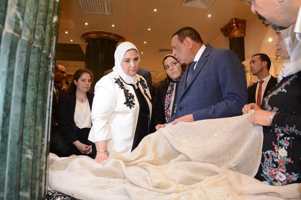 وزيرا التنمية المحلية والتضامن الاجتماعي يفتتحان معرض �أيادي مصر� للحرف اليدوية والتراثية