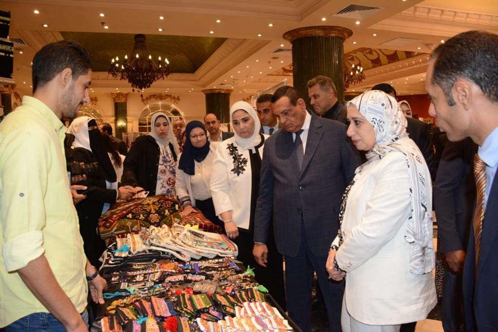 وزيرا التنمية المحلية والتضامن الاجتماعي يفتتحان معرض �أيادي مصر� للحرف اليدوية والتراثية