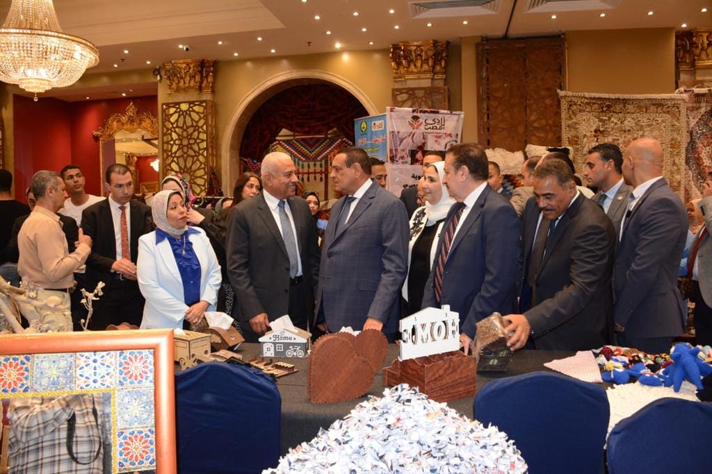 وزيرا التنمية المحلية والتضامن الاجتماعي يفتتحان معرض �أيادي مصر� للحرف اليدوية والتراثية